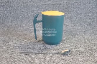Chine Le double mur de café de promotion verte simple bon marché de tasse gardent la tasse de café chaude d'acier en métal avec la cuillère de couvercle fournisseur