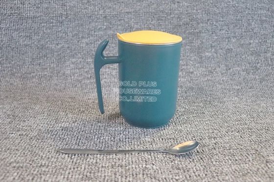 Le double mur de café de promotion verte simple bon marché de tasse gardent la tasse de café chaude d'acier en métal avec la cuillère de couvercle fournisseur